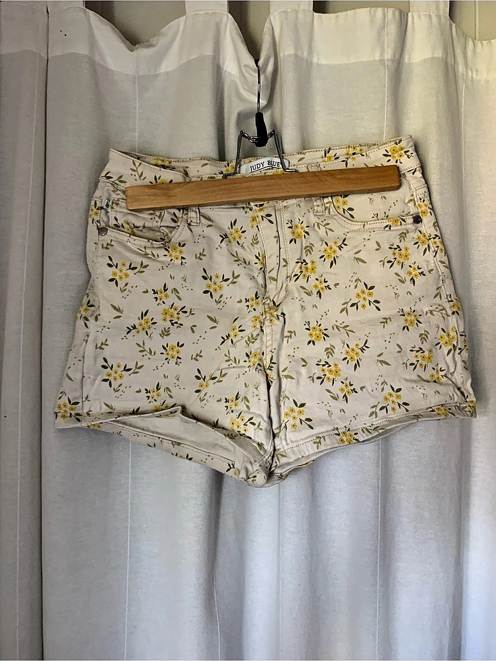 Judy Blue Floral Jean Shorts in White & Yellow Size Medium